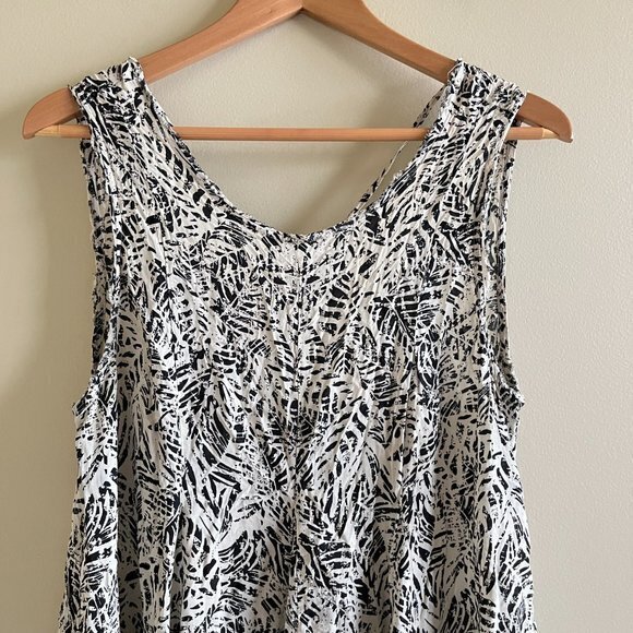 URBAN OUTFITTERS ECOTE LEAF PRINT BLOUSE TANK TOP WOMENS‎ SIZE M BLACK WHITE - Picture 2 of 6